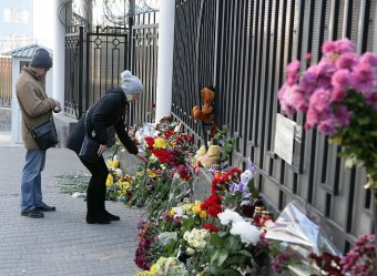 Одесситы несут цветы к Генеральному Консульству РФ в Одессе (фото)