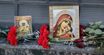 Одесситы несут цветы к Генеральному Консульству РФ в Одессе (фото)