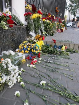 Одесситы несут цветы к Генеральному Консульству РФ в Одессе (фото)