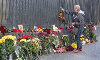 Одесситы несут цветы к Генеральному Консульству РФ в Одессе (фото)
