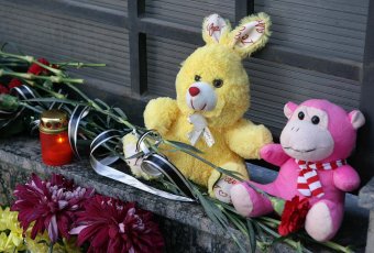 Одесситы несут цветы к Генеральному Консульству РФ в Одессе (фото)