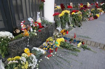 Одесситы несут цветы к Генеральному Консульству РФ в Одессе (фото)