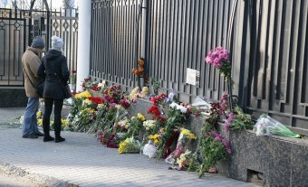 Одесситы несут цветы к Генеральному Консульству РФ в Одессе (фото)