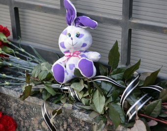 Одесситы несут цветы к Генеральному Консульству РФ в Одессе (фото)