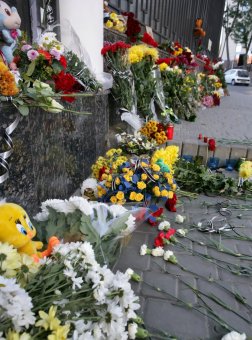 Одесситы несут цветы к Генеральному Консульству РФ в Одессе (фото)