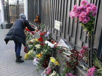 Одесситы несут цветы к Генеральному Консульству РФ в Одессе (фото)
