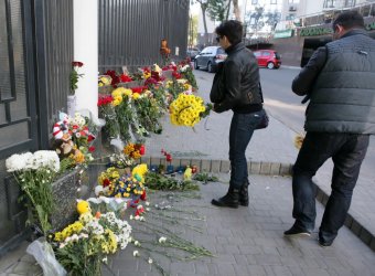 Одесситы несут цветы к Генеральному Консульству РФ в Одессе (фото)
