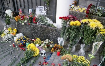 Одесситы несут цветы к Генеральному Консульству РФ в Одессе (фото)