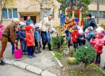 70 саженцев белой березы высадили в Приморском районе Одессы (фото)