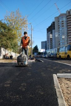 На углу улиц Космонавта Комарова и 25-ой Чапаевской дивизии завершается расширение дороги (фото)