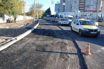 На углу улиц Космонавта Комарова и 25-ой Чапаевской дивизии завершается расширение дороги (фото)