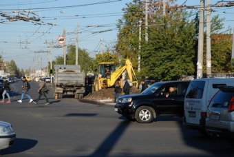 На углу улиц Космонавта Комарова и 25-ой Чапаевской дивизии завершается расширение дороги (фото)