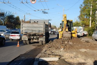 На углу улиц Космонавта Комарова и 25-ой Чапаевской дивизии завершается расширение дороги (фото)