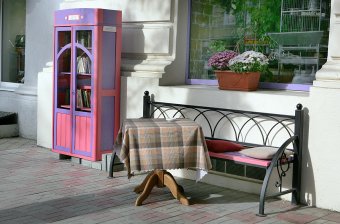Волшебный шкаф на Жуковского бесплатно выдает одесситам книги (фото)