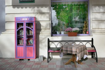 Волшебный шкаф на Жуковского бесплатно выдает одесситам книги (фото)