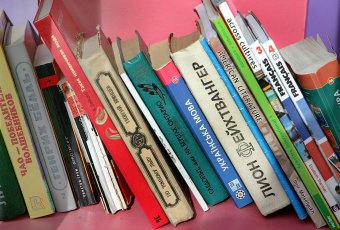 Волшебный шкаф на Жуковского бесплатно выдает одесситам книги (фото)