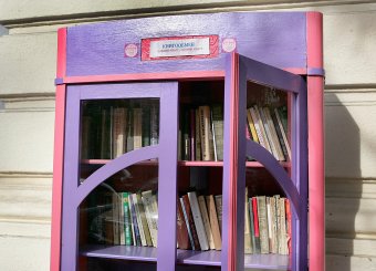 Волшебный шкаф на Жуковского бесплатно выдает одесситам книги (фото)