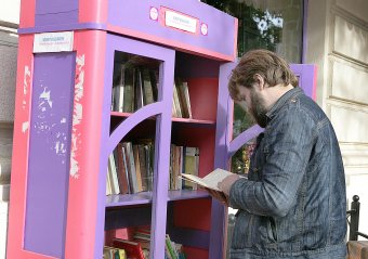 Волшебный шкаф на Жуковского бесплатно выдает одесситам книги (фото)