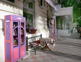 Волшебный шкаф на Жуковского бесплатно выдает одесситам книги (фото)