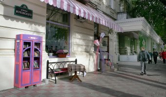Волшебный шкаф на Жуковского бесплатно выдает одесситам книги (фото)
