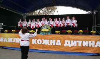 Объявленная Молитва за сирот возле памятника Дюку состоялось, но без обещанного визита супруги президента (фото)