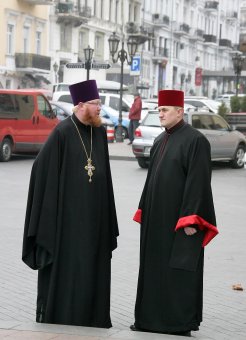 Объявленная Молитва за сирот возле памятника Дюку состоялось, но без обещанного визита супруги президента (фото)