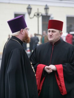 Объявленная Молитва за сирот возле памятника Дюку состоялось, но без обещанного визита супруги президента (фото)