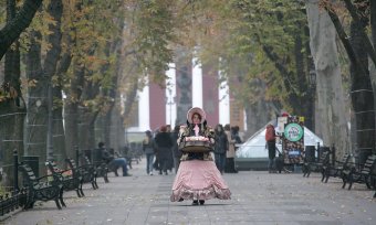 Объявленная Молитва за сирот возле памятника Дюку состоялось, но без обещанного визита супруги президента (фото)