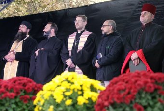 Объявленная Молитва за сирот возле памятника Дюку состоялось, но без обещанного визита супруги президента (фото)