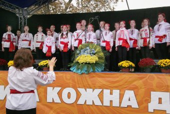 Объявленная Молитва за сирот возле памятника Дюку состоялось, но без обещанного визита супруги президента (фото)
