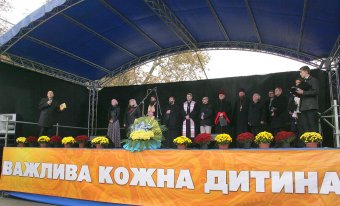 Объявленная Молитва за сирот возле памятника Дюку состоялось, но без обещанного визита супруги президента (фото)