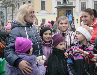 Объявленная Молитва за сирот возле памятника Дюку состоялось, но без обещанного визита супруги президента (фото)