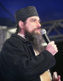 Объявленная Молитва за сирот возле памятника Дюку состоялось, но без обещанного визита супруги президента (фото)