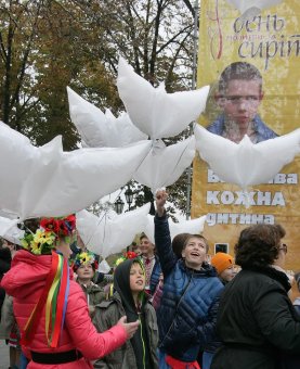 Объявленная Молитва за сирот возле памятника Дюку состоялось, но без обещанного визита супруги президента (фото)