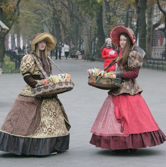 Объявленная Молитва за сирот возле памятника Дюку состоялось, но без обещанного визита супруги президента (фото)