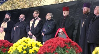 Объявленная Молитва за сирот возле памятника Дюку состоялось, но без обещанного визита супруги президента (фото)