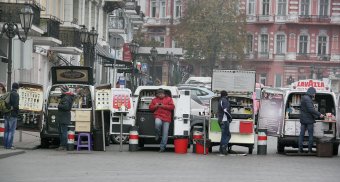 Объявленная Молитва за сирот возле памятника Дюку состоялось, но без обещанного визита супруги президента (фото)