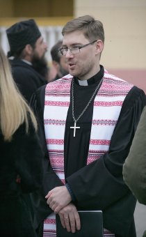Объявленная Молитва за сирот возле памятника Дюку состоялось, но без обещанного визита супруги президента (фото)