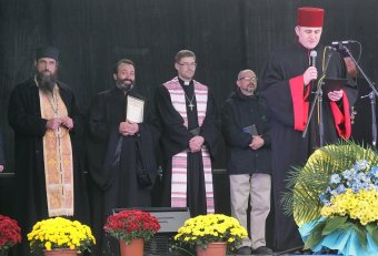Объявленная Молитва за сирот возле памятника Дюку состоялось, но без обещанного визита супруги президента (фото)