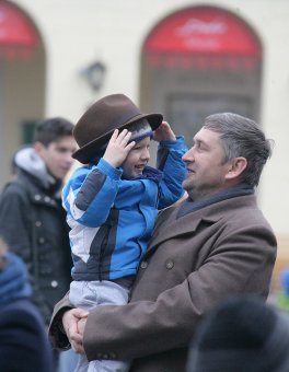 Объявленная Молитва за сирот возле памятника Дюку состоялось, но без обещанного визита супруги президента (фото)