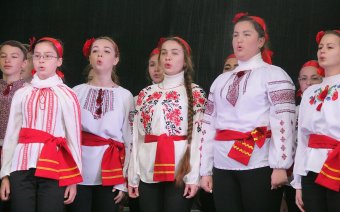 Объявленная Молитва за сирот возле памятника Дюку состоялось, но без обещанного визита супруги президента (фото)