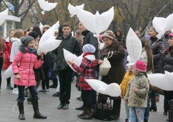 Объявленная Молитва за сирот возле памятника Дюку состоялось, но без обещанного визита супруги президента (фото)