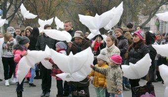 Объявленная Молитва за сирот возле памятника Дюку состоялось, но без обещанного визита супруги президента (фото)