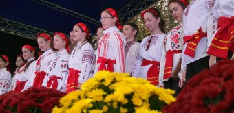 Объявленная Молитва за сирот возле памятника Дюку состоялось, но без обещанного визита супруги президента (фото)
