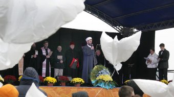 Объявленная Молитва за сирот возле памятника Дюку состоялось, но без обещанного визита супруги президента (фото)