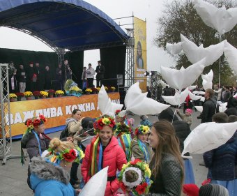 Объявленная Молитва за сирот возле памятника Дюку состоялось, но без обещанного визита супруги президента (фото)
