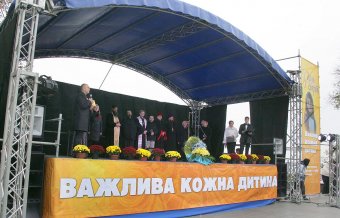 Объявленная Молитва за сирот возле памятника Дюку состоялось, но без обещанного визита супруги президента (фото)