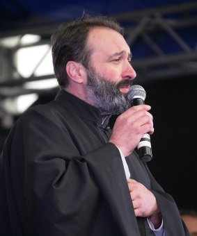 Объявленная Молитва за сирот возле памятника Дюку состоялось, но без обещанного визита супруги президента (фото)