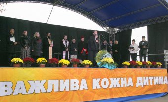 Объявленная Молитва за сирот возле памятника Дюку состоялось, но без обещанного визита супруги президента (фото)