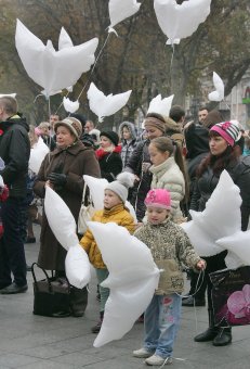 Объявленная Молитва за сирот возле памятника Дюку состоялось, но без обещанного визита супруги президента (фото)